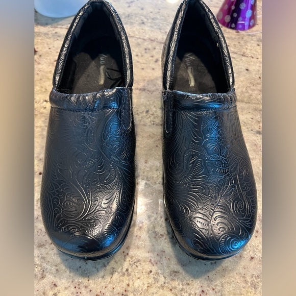 Yuu Bethanee Slip On Clog Black Tooled Size 8.5 EUC - Picture 1 of 8